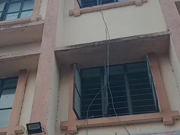 इसी कमरे में महिला ने सुसाइड किया है।