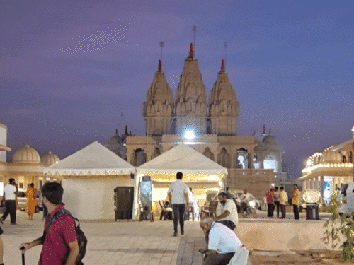 मंदिर के आगे के हिस्से में चिकित्सा सुविधा केंद्र बनाया गया है।