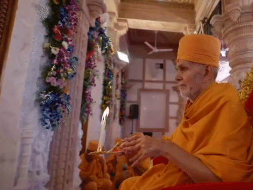 महंत स्वामी महाराज ने दिव्य मूर्तियों की प्राण प्रतिष्ठा की।