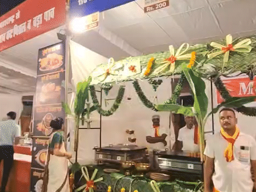 कर्नाटक से आए मल्लिकार्जुन डोसा और थट्टा इडली जैसे व्यंजन लोगों को खिला रहे हैं।