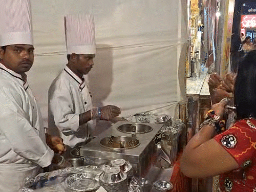 आगरा से पानी-पताशी की स्टॉल पर भी यूनिक टेस्ट मिल रहा है।