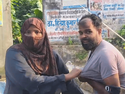 Video of wife beating her husband on the road | सड़क पर पति-पत्नी का हाईवोल्टेज  ड्रामा, VIDEO: बिजनौर में महिला ने पति को पकड़कर बीच सड़क पर पीटा, 6 महीने  से था