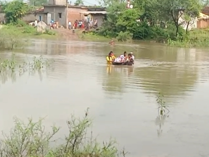 ग्रामीणों के मुताबिक, पुलिया निर्माण की मांग की गई है, लेकिन अब तक नहीं बन पाया है।