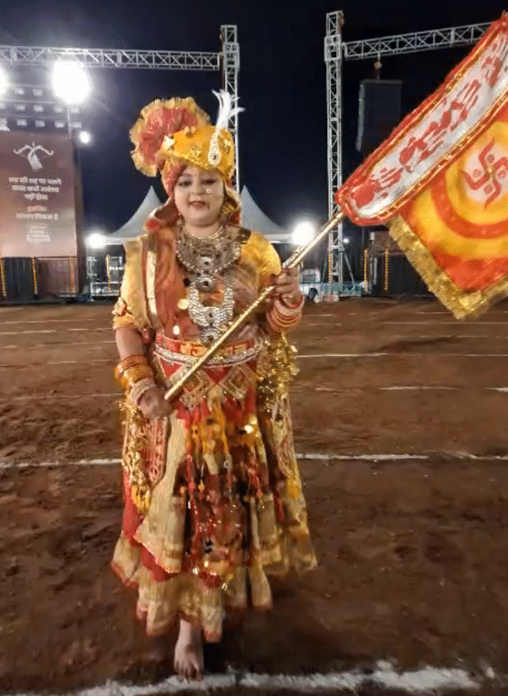 राजपुताना ड्रेस में कृति त्रिवेदी गरबा स्थल पहुंची।