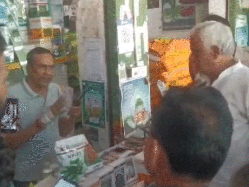 कृषि मंत्री डॉ. किरोड़ी लाल मीणा गुरुवार को अचानक उमरैण में योगेश खाद बीज भंडार पर पहुंचे।