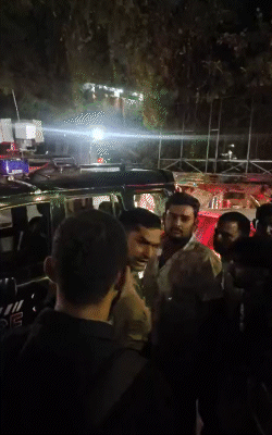 करीब आधे घंटे तक दोनों ने युवक की बीच सड़क पर पिटाई की।