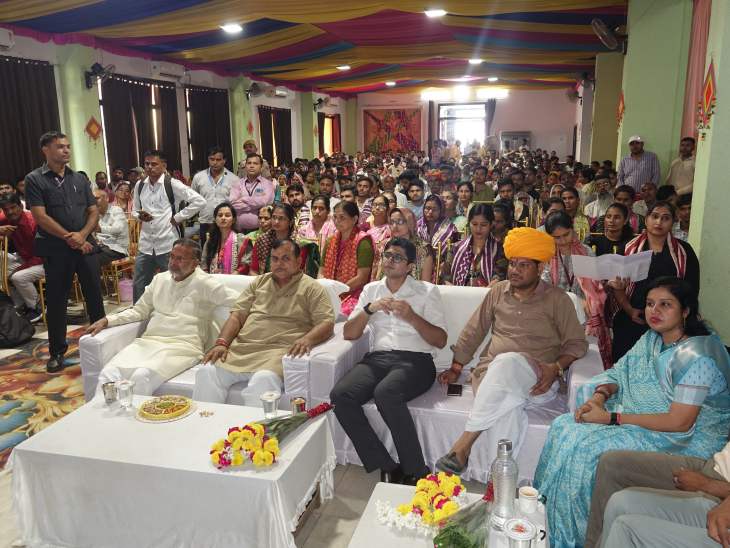 जिला स्तरीय रोजगार उत्सव में जनप्रतिनिधि, अधिकारी और लाभार्थी शामिल हुए।