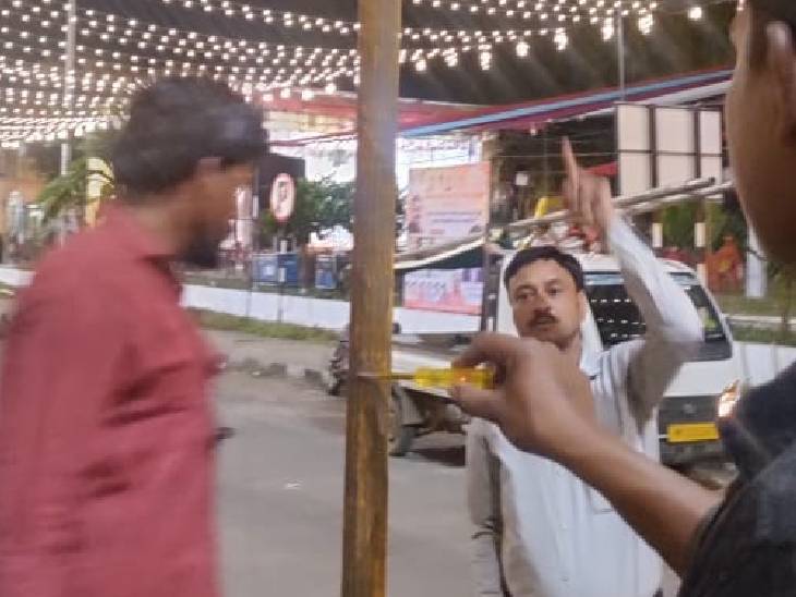 मौके पर पहुंचकर खंभे पर जांच करते हुए बिजली विभाग की टीम।