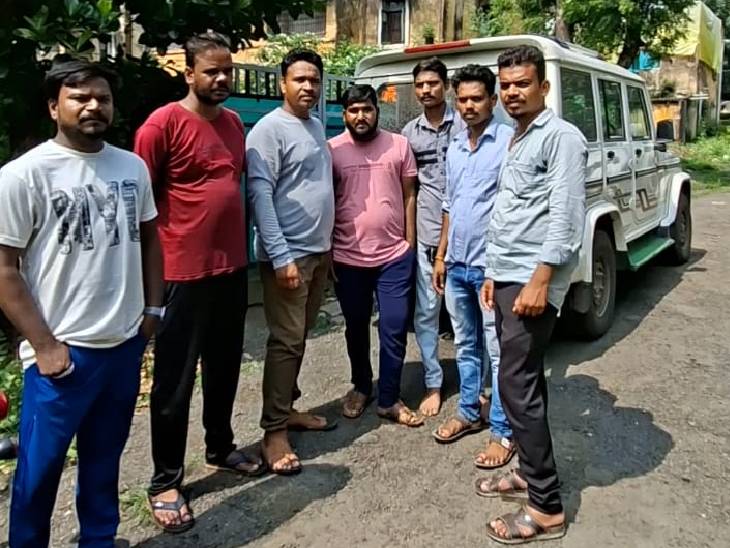 स्थानीय लोगों ने मांग की है कि दोषियों पर सख्त कार्रवाई होना चाहिए।