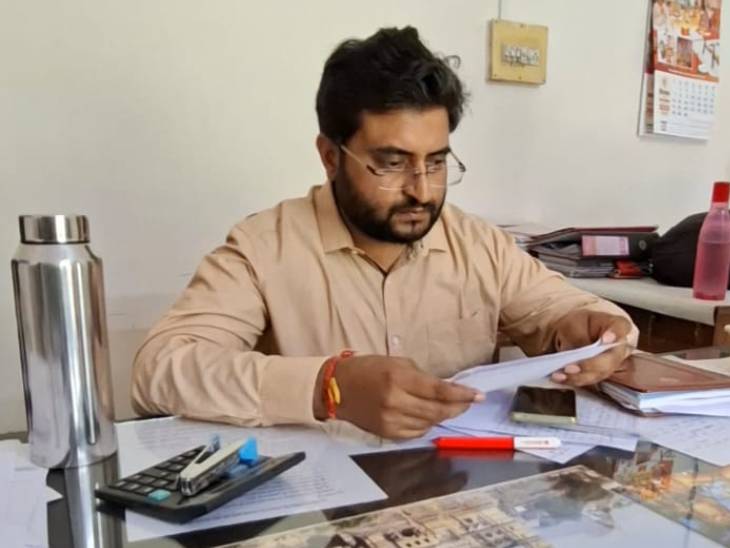 सहायक अभियंता दिनेश पाल ने बताया कि अवैध रूप से तीन कनेक्शन किए गए थे।