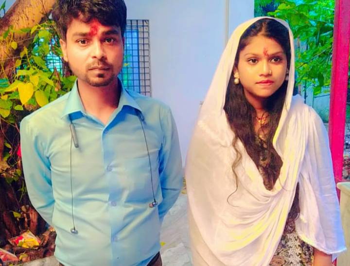 एक महीने पहले दोनों की इंगेजमेंट हुई थी।