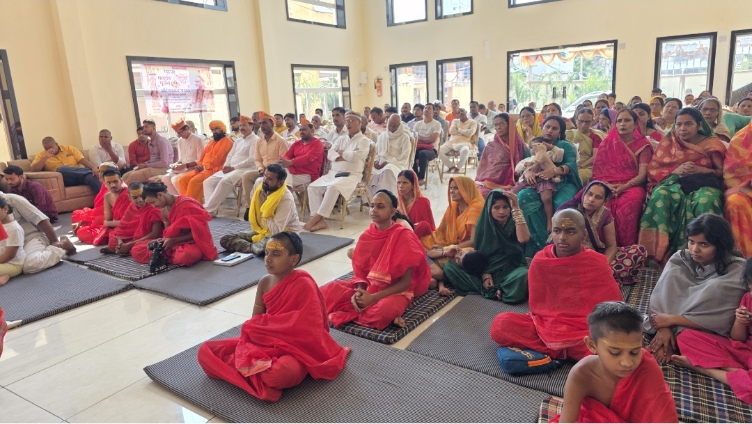 'ना गुरु होऊ शकत, ना शिष्य': भारत विश्वगुरू असल्याच्या प्रश्नावर शंकराचार्य यांचा टोमणा, म्हणाले- अमेरिका थेट भारतावर राज्य करतोय कार्यक्रमात उपस्थित असलेले लोक.