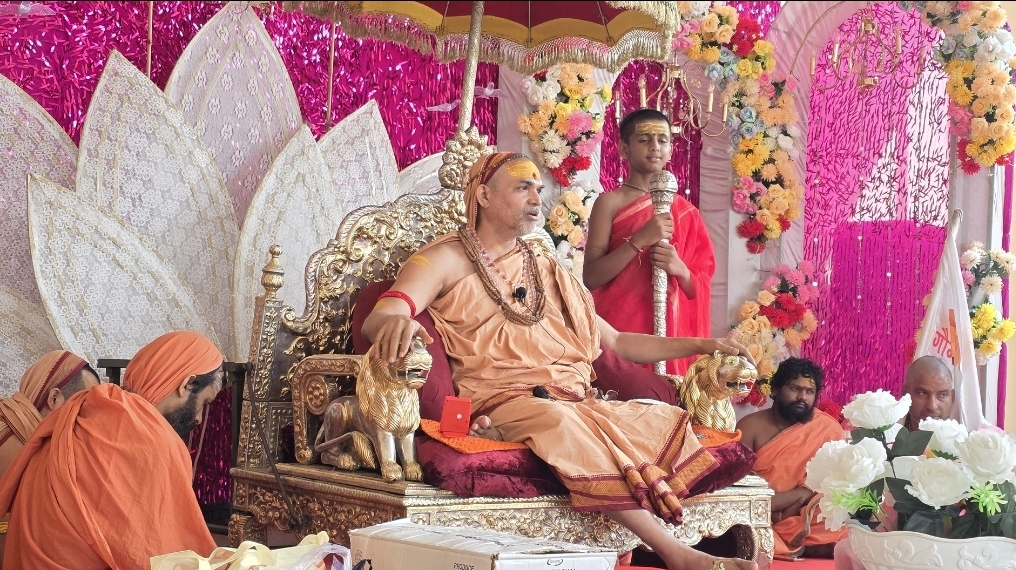 'ना गुरु होऊ शकत, ना शिष्य': भारत विश्वगुरू असल्याच्या प्रश्नावर शंकराचार्य यांचा टोमणा, म्हणाले- अमेरिका थेट भारतावर राज्य करतोय शंकराचार्य गोभक्त आणि समर्थकांशी संवाद साधताना.