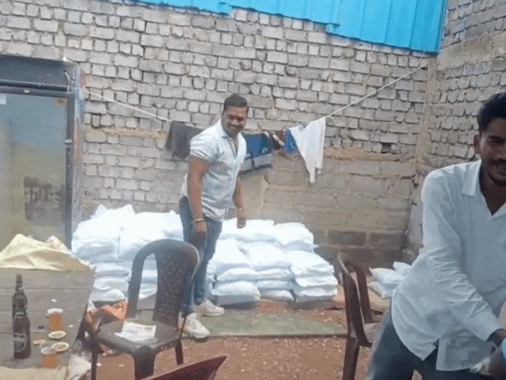 प्रतिबंधित सिंगल यूज प्लाटिक से पैक पानी पाउच जब्त करते निगम की टीम।