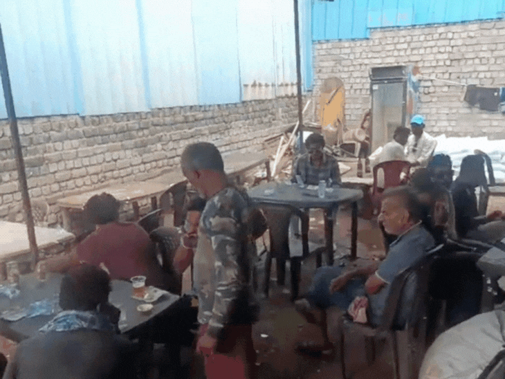 गंदगी फैलाने पर निगम का एक्शन:  सरकारी शराब दुकान के कर्मचारियों पर भड़कीं स्वास्थ्य अधिकारी, अहाता किया सील – Raipur News