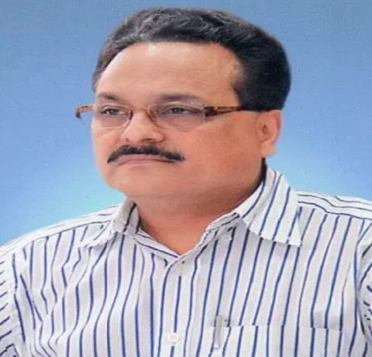 रिटायर्ड IAS एमके राउत।