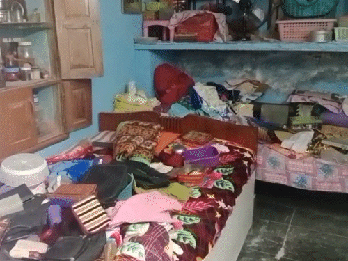 चूरू में देर रात घर में घुसे बदमाश सोने-चांदी के गहने और नकदी ले गए। घर में बिखरा हुआ सामान।