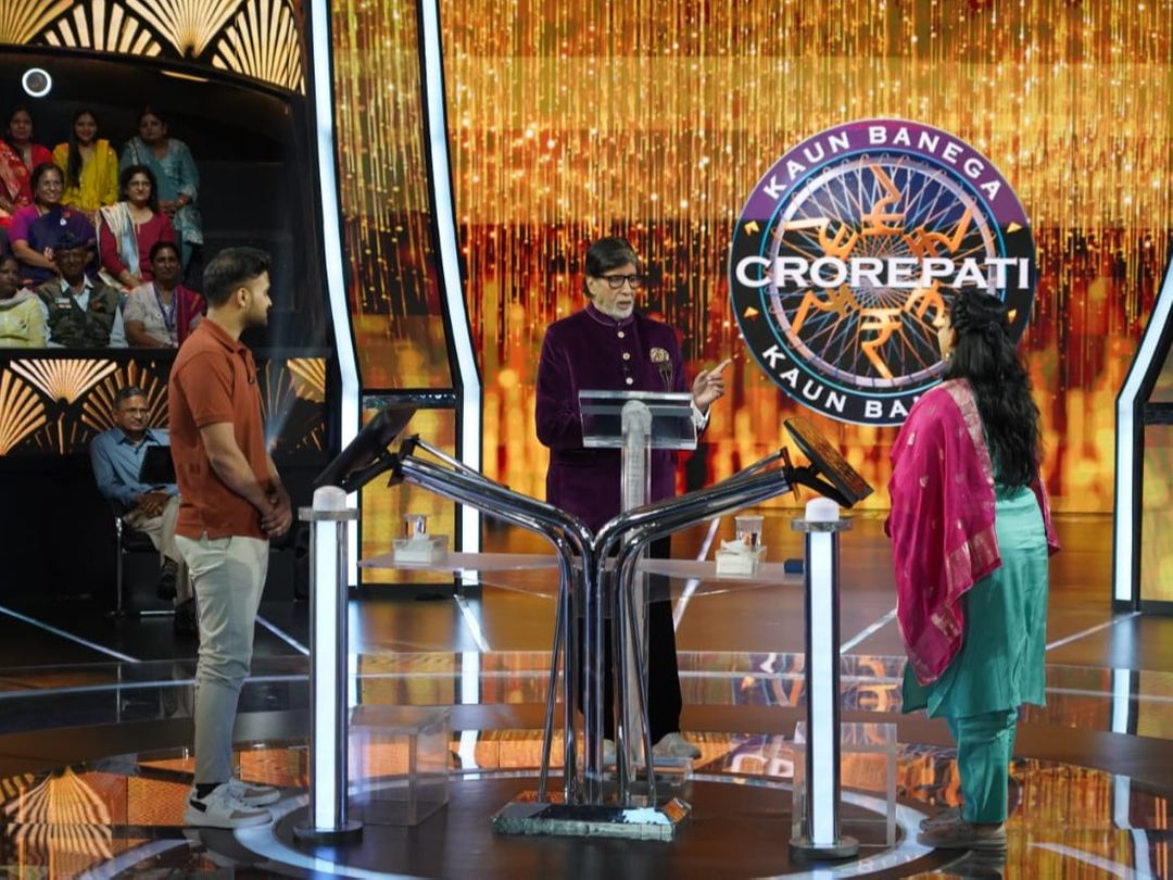 KBC सीजन-17 में सवालों के जवाब देने के दौरान सोनीपत की आशा।