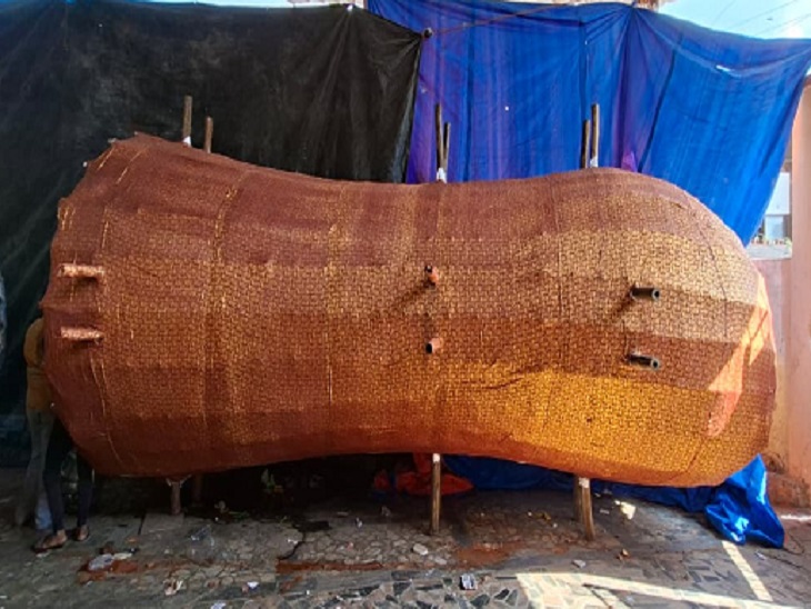 पुतलों को अभी अलग-अलग भाग में तैयार किया जा रहा है।