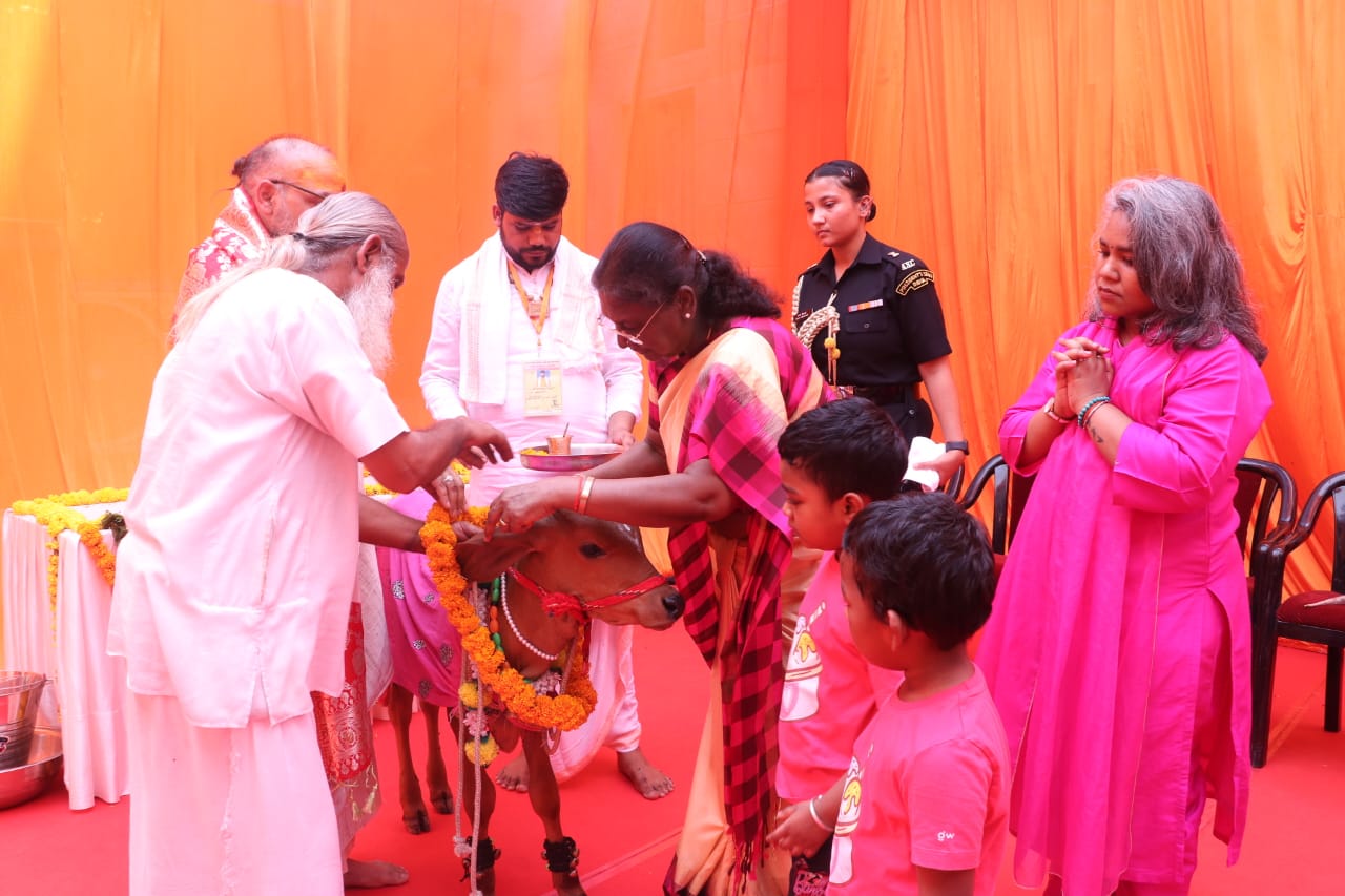 राष्ट्रपति ने सुदामा कूटी आश्रम में गौ पूजन भी किया।