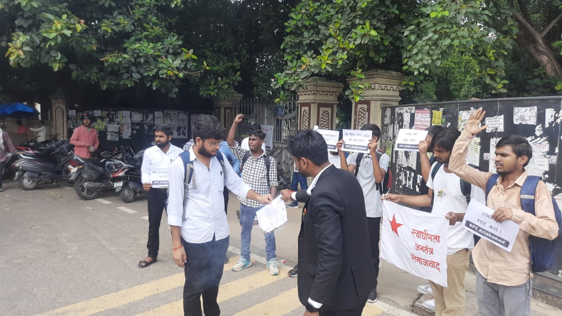 लर्निंग आउटकम्स-बेस्ड करिकुलम फ्रेमवर्क के मसौदे को जलाकर विरोध दर्ज कराया।