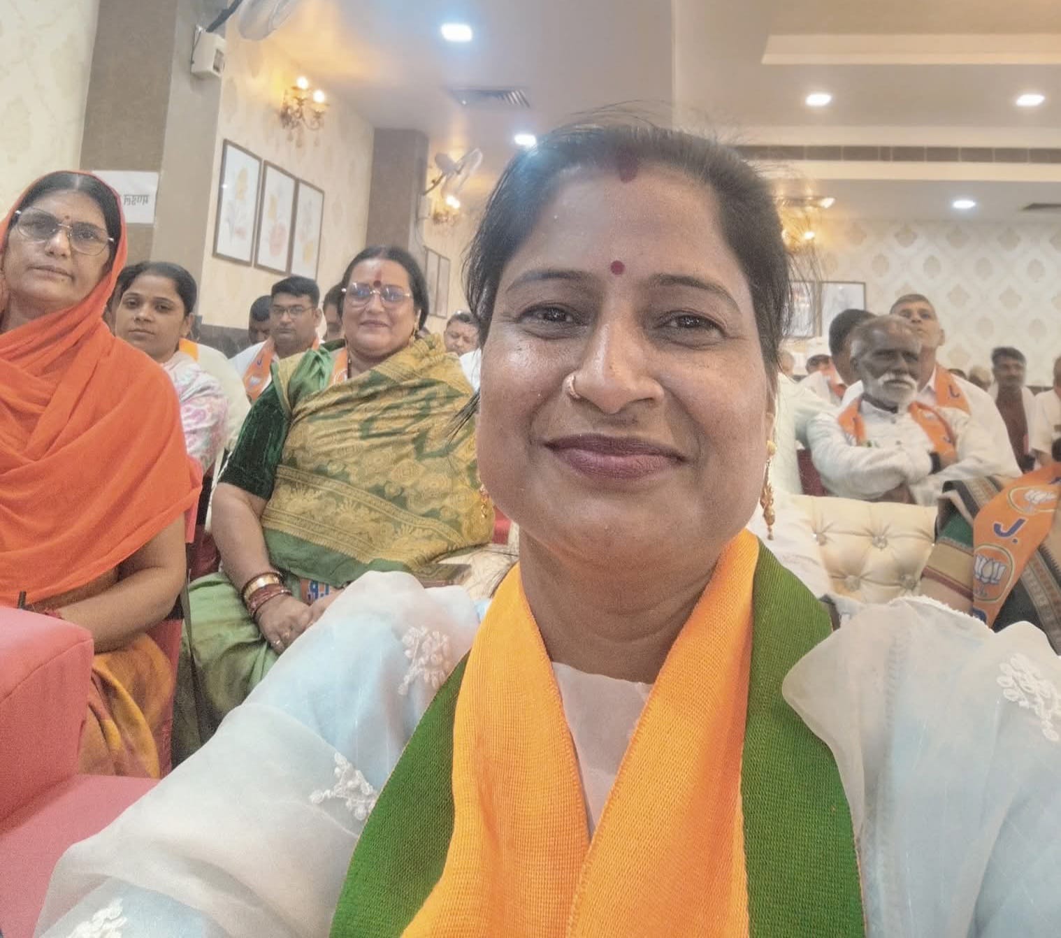 कार्यक्रम में सेल्फी लेते माया सैनी की फाइल फोटो।