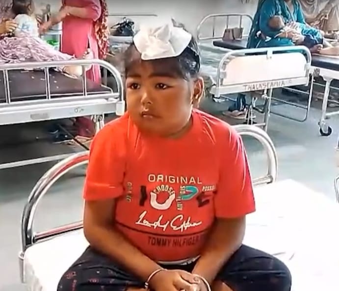 अमृतसर के अस्पताल में भर्ती के दौरान की तस्वीर, बेड पर बैठा अविजोत।- फाइल फोटो