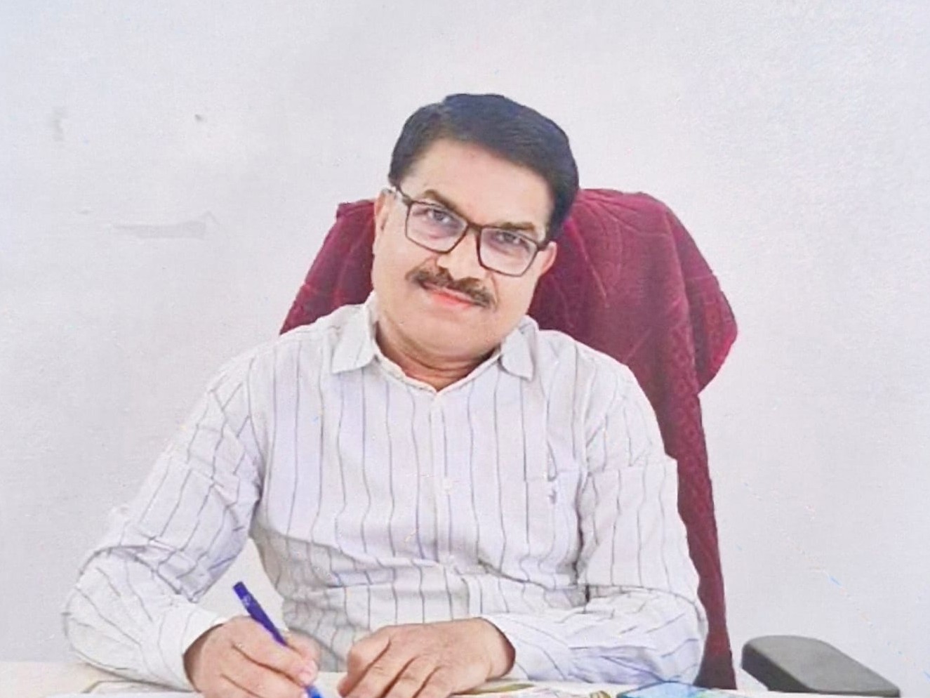 नायब तहसीलदार दिनेश साहू का जीवित अवस्था का फोटो। - Dainik Bhaskar