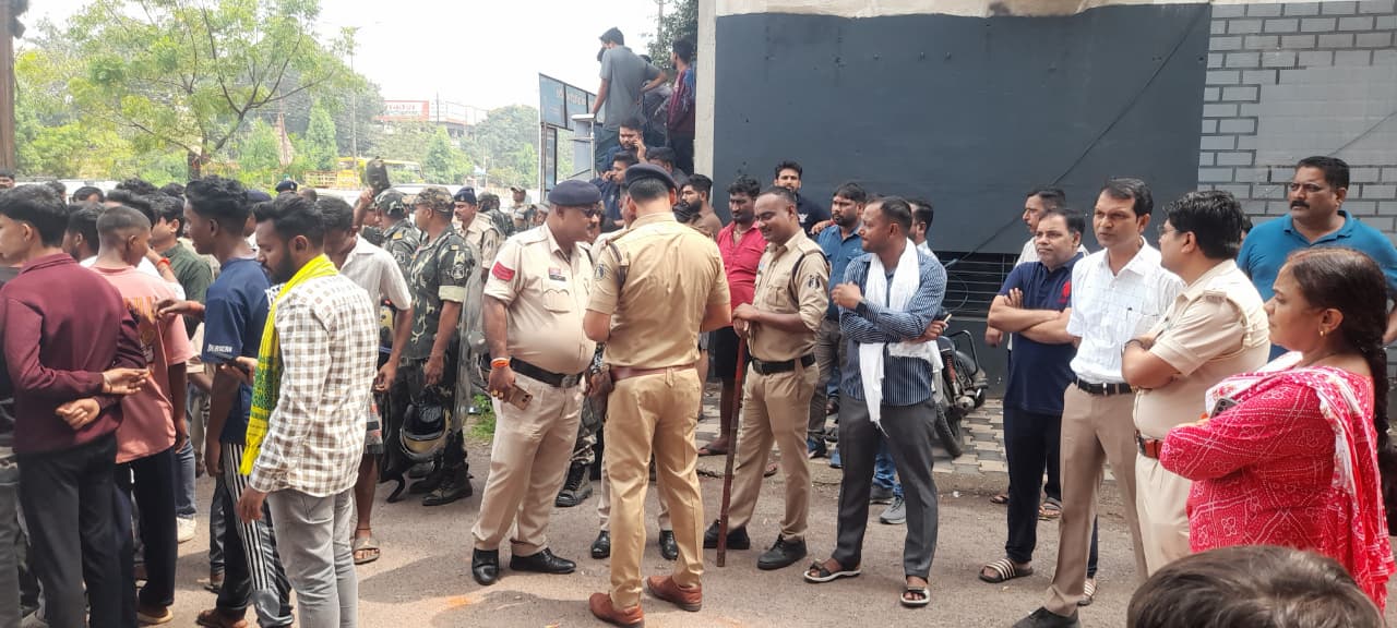 मौके पर आबकारी विभाग के अफसर भी पहुंचे।