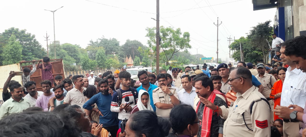 धरना प्रदर्शन करने वालों को समझाते पुलिसकर्मी।