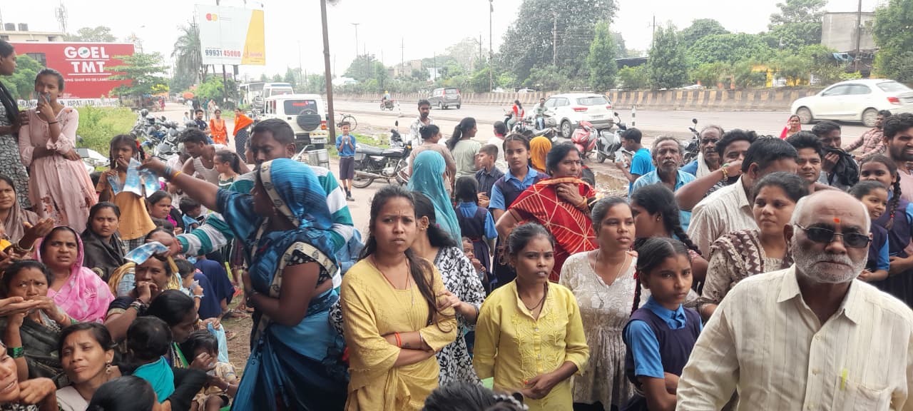 शराब भट्टी के विरोध में बड़ी संख्या में महिलाएं मौजूद रहीं।