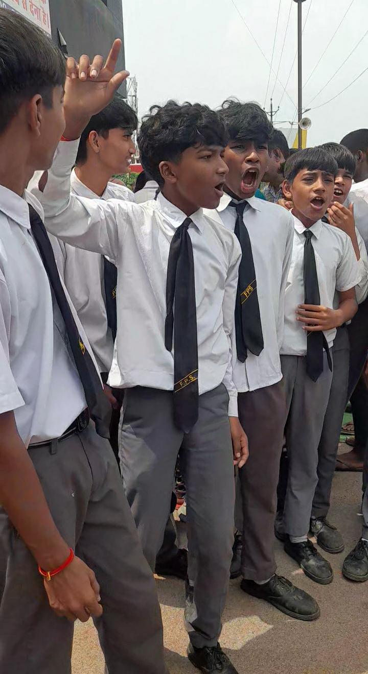 प्रदर्शन में बड़ी संख्या में स्कूल के विद्यार्थी भी हुए शामिल।