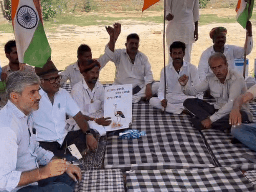कलेक्ट्रेट के सामने धरने पर बैठे पर्यावरण प्रेमी और ग्रामीण।