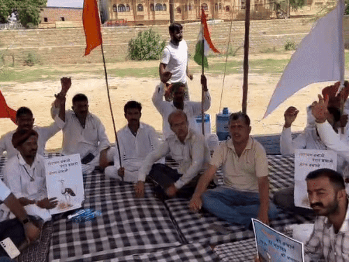 10 दिनों से कलेक्ट्रेट के सामने धरना दे रहे पर्यावरण प्रेमी और ग्रामीण।