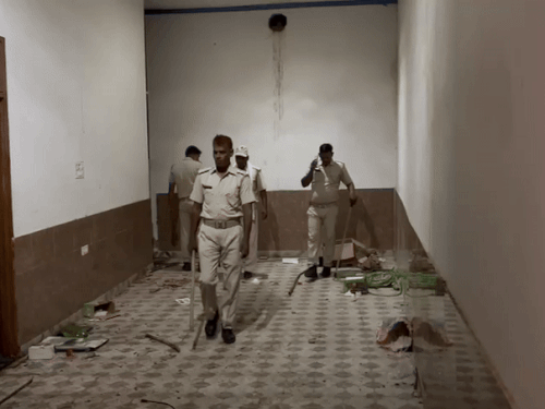 परिजनों का आरोप है कि घर के अंदर रखे सामान को भी हमला करने वाले उठा कर ले गए।