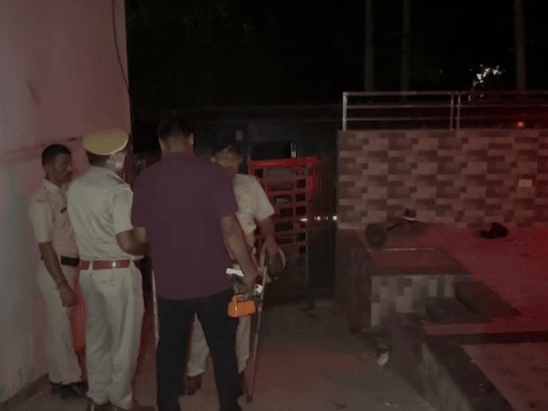 घटना के बाद जांच करती हुई पुलिस टीम।
