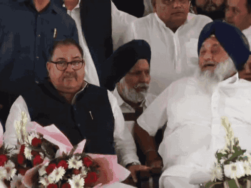 Among the big leaders, only Sukhbir Badal from Punjab reached the program. Abhay Chautala was seen talking to him on the stage.