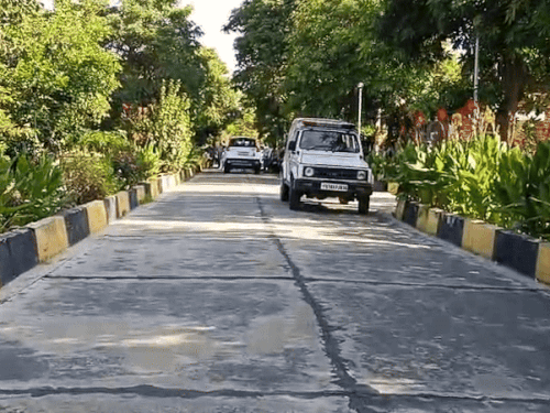 वीसी आवास खाली कराने के लिए पहुंची पुलिस।