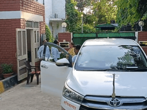 सीबीएलयू की वीसी के आवास के बाहर बात करते बोर्ड अध्यक्ष डा. पवन कुमार।