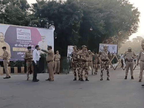नोएडा में UP इंटरनेशनल ट्रेड शो में कारोबारियों का हंगामा:  एंट्री न मिलने पर पास फाड़े, पुलिस हाथ जोड़ती रही, PM मोदी पहुंचे – Noida (Gautambudh Nagar) News