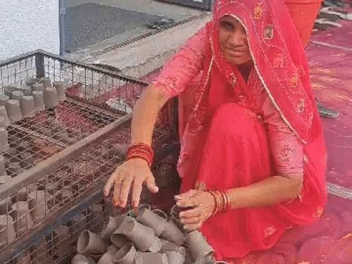 सिकोरा उद्योग को बढ़ावा दिए जाने के बाद महिलाओं को रोजगार मिलेगा।