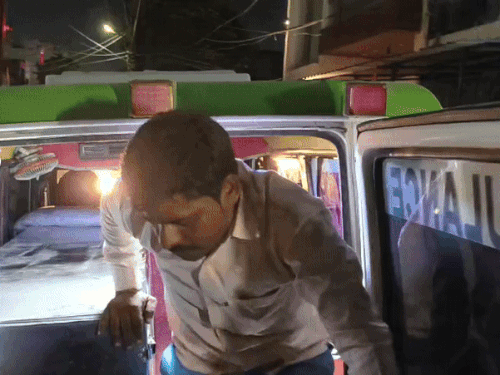 शवों को ले जाने के लिए मौके पर पहुंची एंबुलेंस।