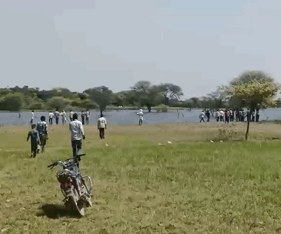 सूचना मिलने पर बड़ी संख्या में ग्रामीण इकट्ठा हुए