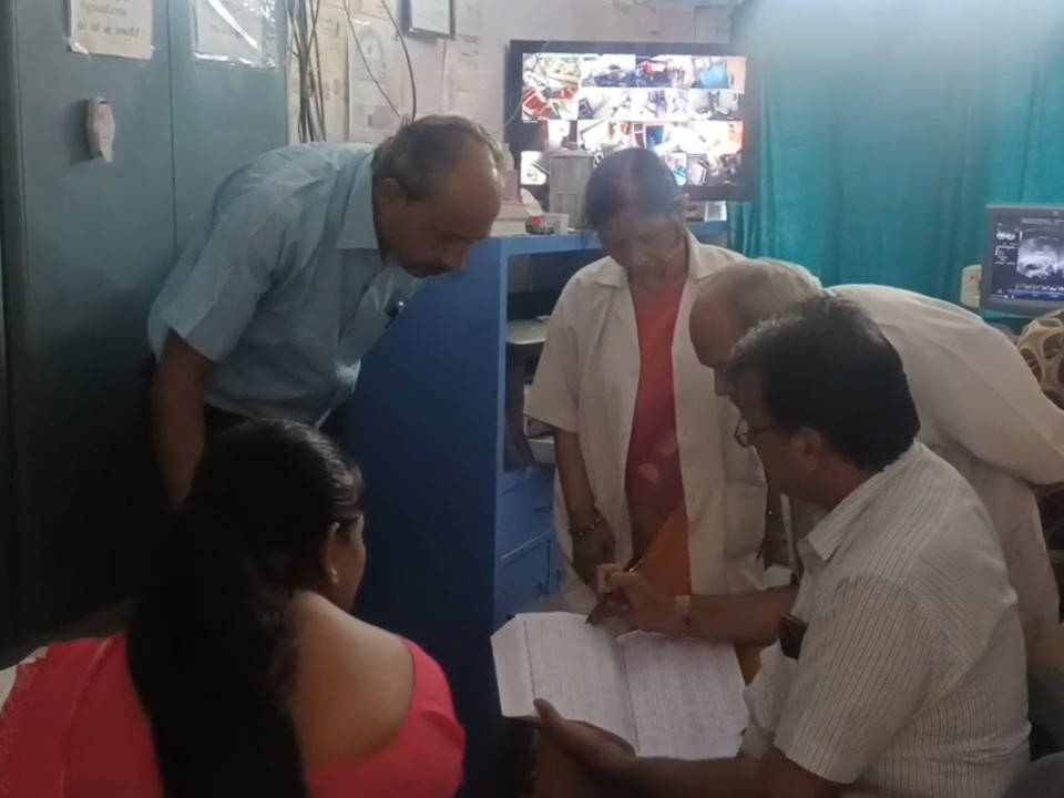 सीएमएचओ डॉ. मीणा ने सोनोग्राफी पंजिका और 'एफ' फॉर्म की गहनता से जांच की।