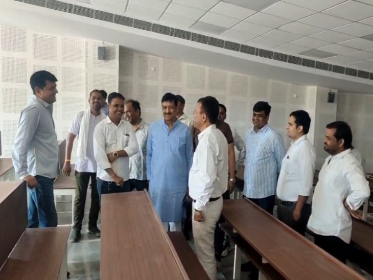 टोंक मेडिकल कॉलेज में व्यवस्थाओं को लेकर कॉलेज प्रिंसिपल से पूर्व विधायक अजीत सिंह मेहता ने चर्चा की।