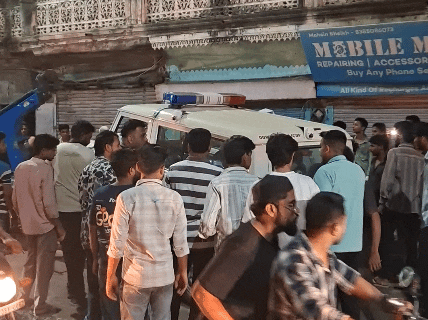 घटना के बाद मौके पर मौजूद लोगों की भीड़।