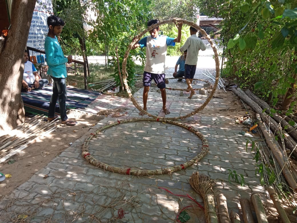 मुंशी त्रिलोक चंद माथुर स्टेडियम में रावण का पुतला बनाने की तैयारी शुरू कर दी है।
