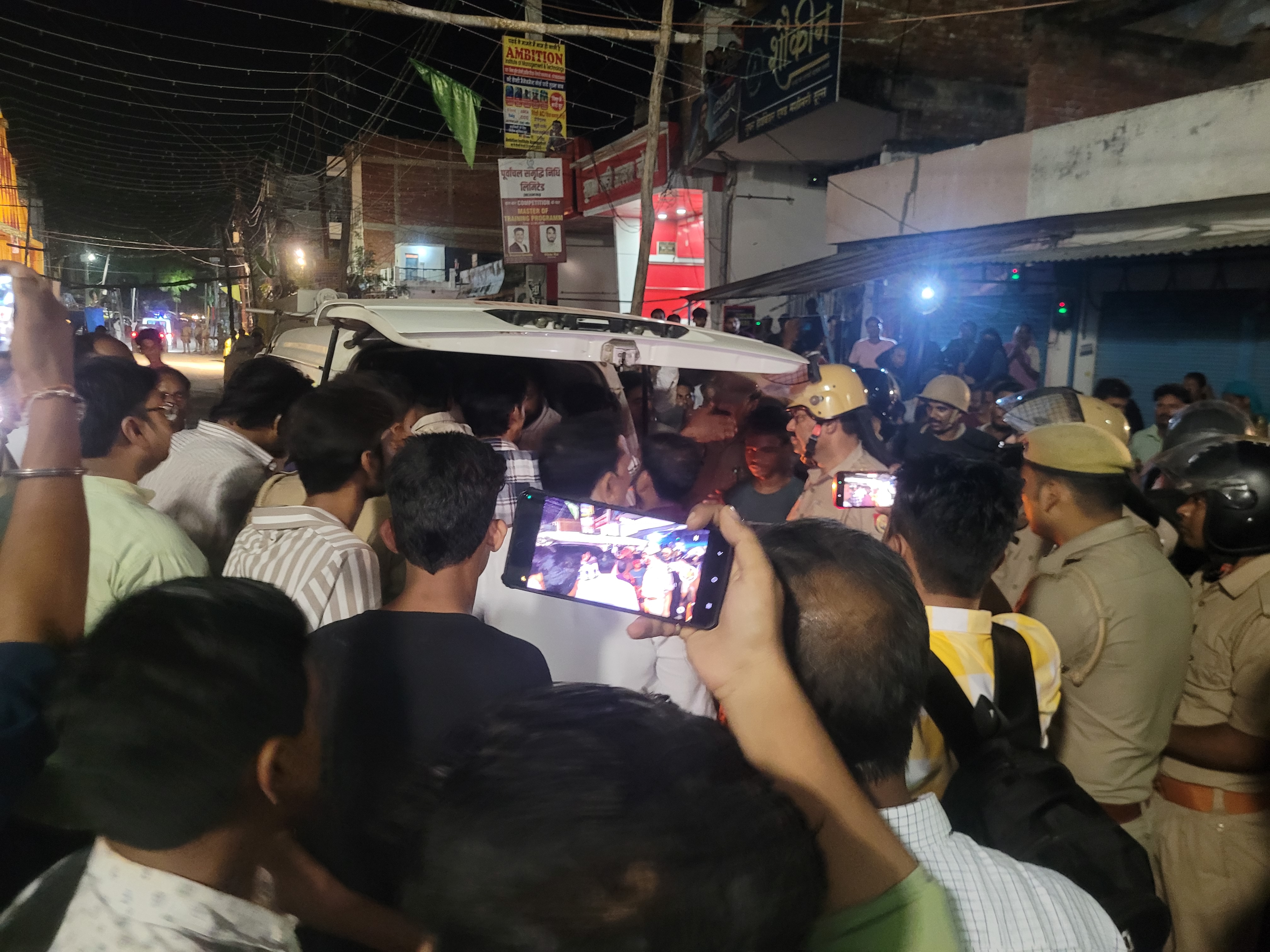 आजमगढ़ में मासूम की डेडबॉडी पहुंचने के बाद जुटी भारी भीड़।