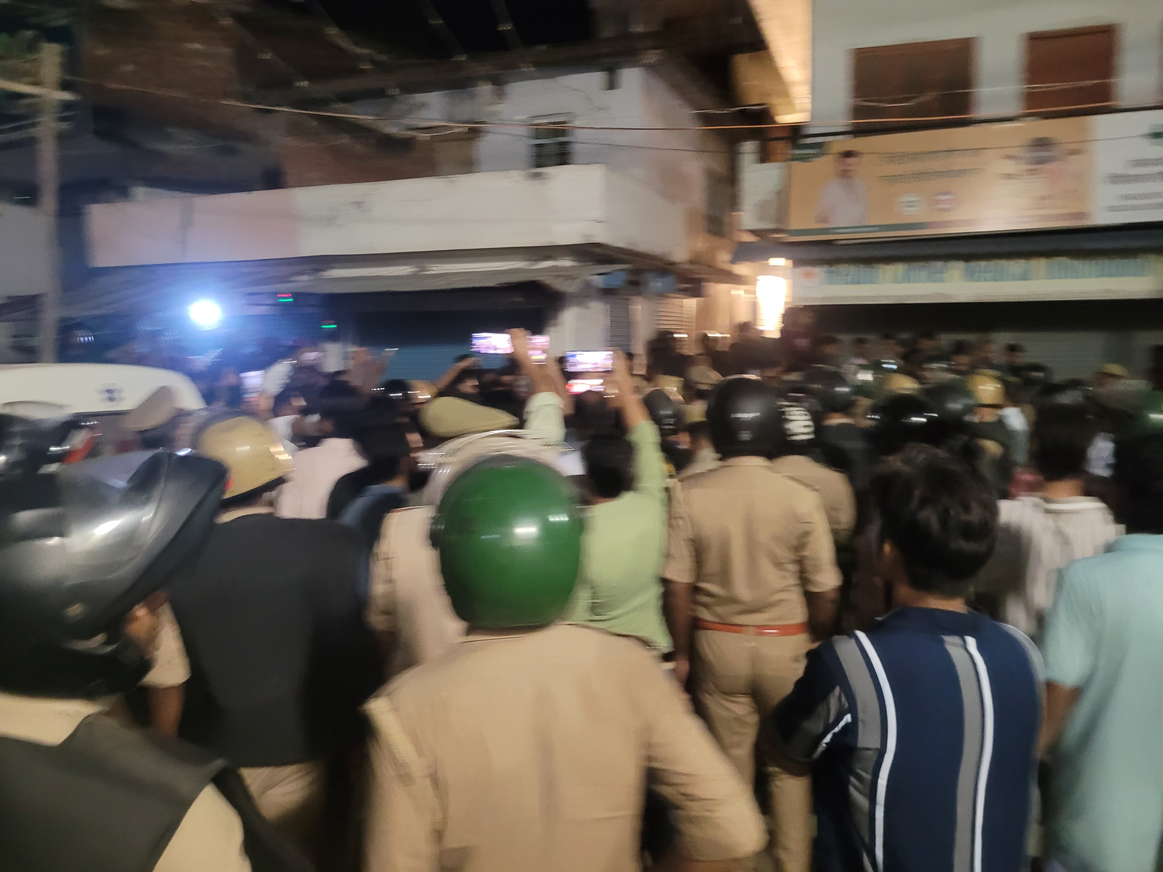 आजमगढ़ में मासूम की डेडबॉडी घर पहुंचने के बाद महिलाओं ने किया प्रदर्शन।