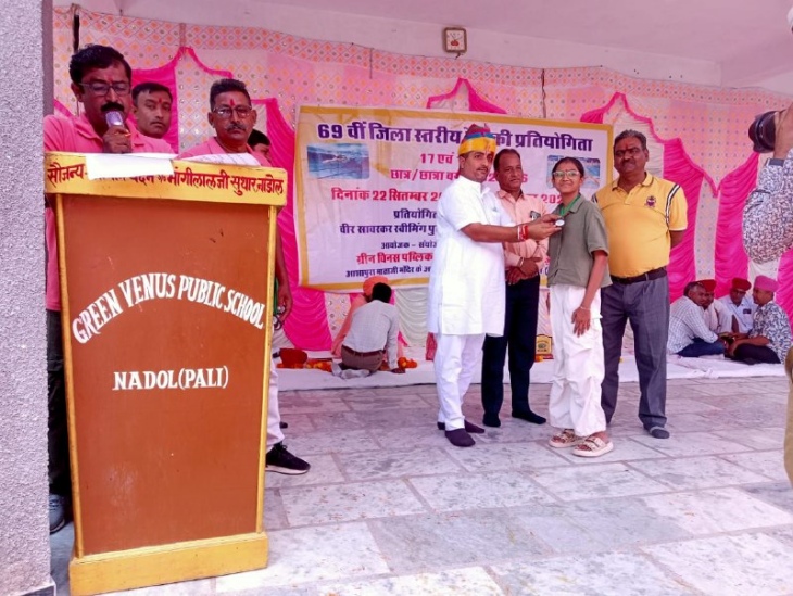 प्रतियोगिता के समापन के मौके पर विजेता खिलाड़ियों को इनाम देते अतिथि।